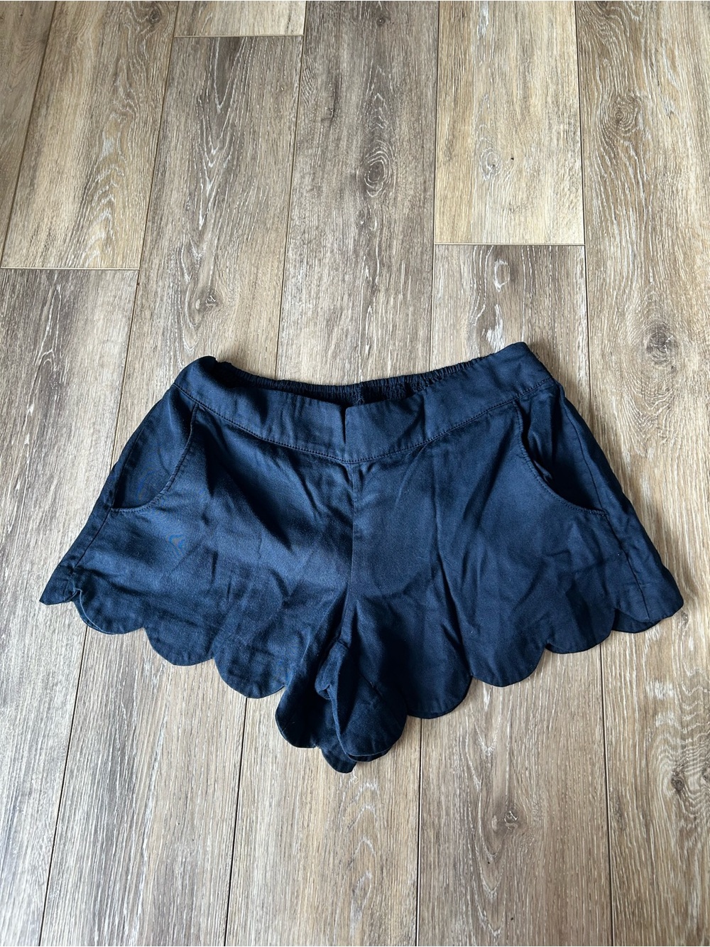 LILLY PULITZER NAVY SCALLOPED SHORTS Size M